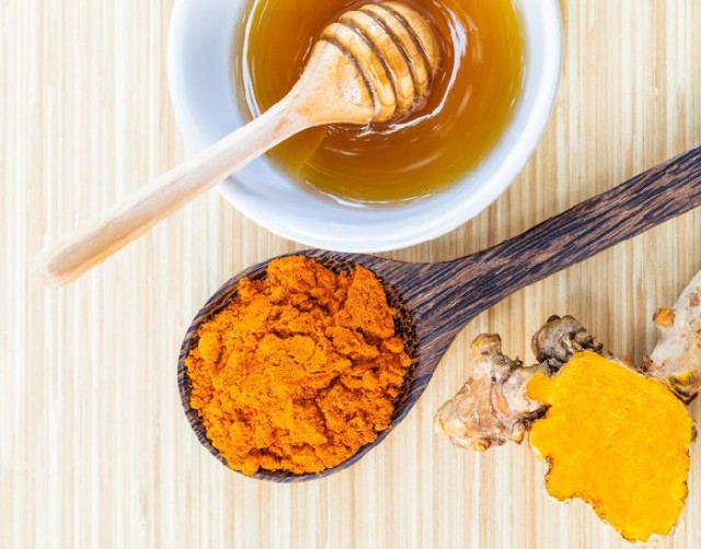 Miel-de-abejas-y-cúrcuma